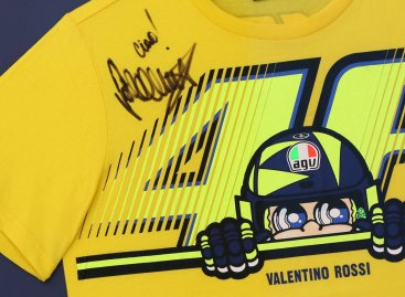 Detail autogramu a italské vlajky na zarámovaném tričku Valentina Rossiho