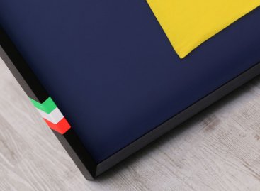 Zakázkový barevný detail italské vlajky ve svítivých barvách na rámu s tričkem Valentino Rossi