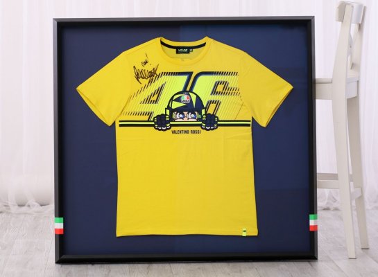 Zakázkové rámování podepsaného trička Valentino Rossi s 3D efektem na s baervými detaily v barvách trička