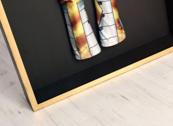 Výrazné prostorové rámování sjezdařské kombinézy Ester Ledecké do mimořádně hlubokého zakázkově vyrobeného rámu s 3D efektem