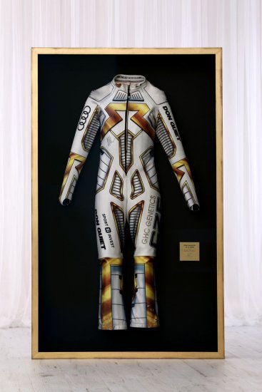 Prostorové rámování lyžařské závodní kombinézy Ester Ledecké z Olympiády do zakázkově vyrobenéh rámu s 3D efektem