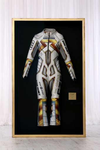 Prostorové rámování lyžařské závodní kombinézy Ester Ledecké z Olympiády do zakázkově vyrobenéh rámu s 3D efektem