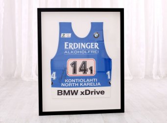 Startovní číslo Gabriely Koukalové zarámované v prostorovém moderním černém rámu