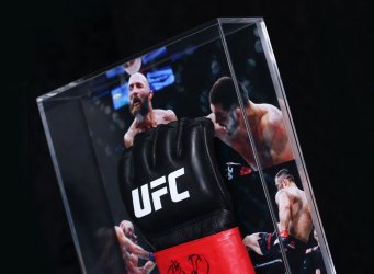 3D průhledný rám na boxerské rukavice MMA Muradov UFC s fotografiemi