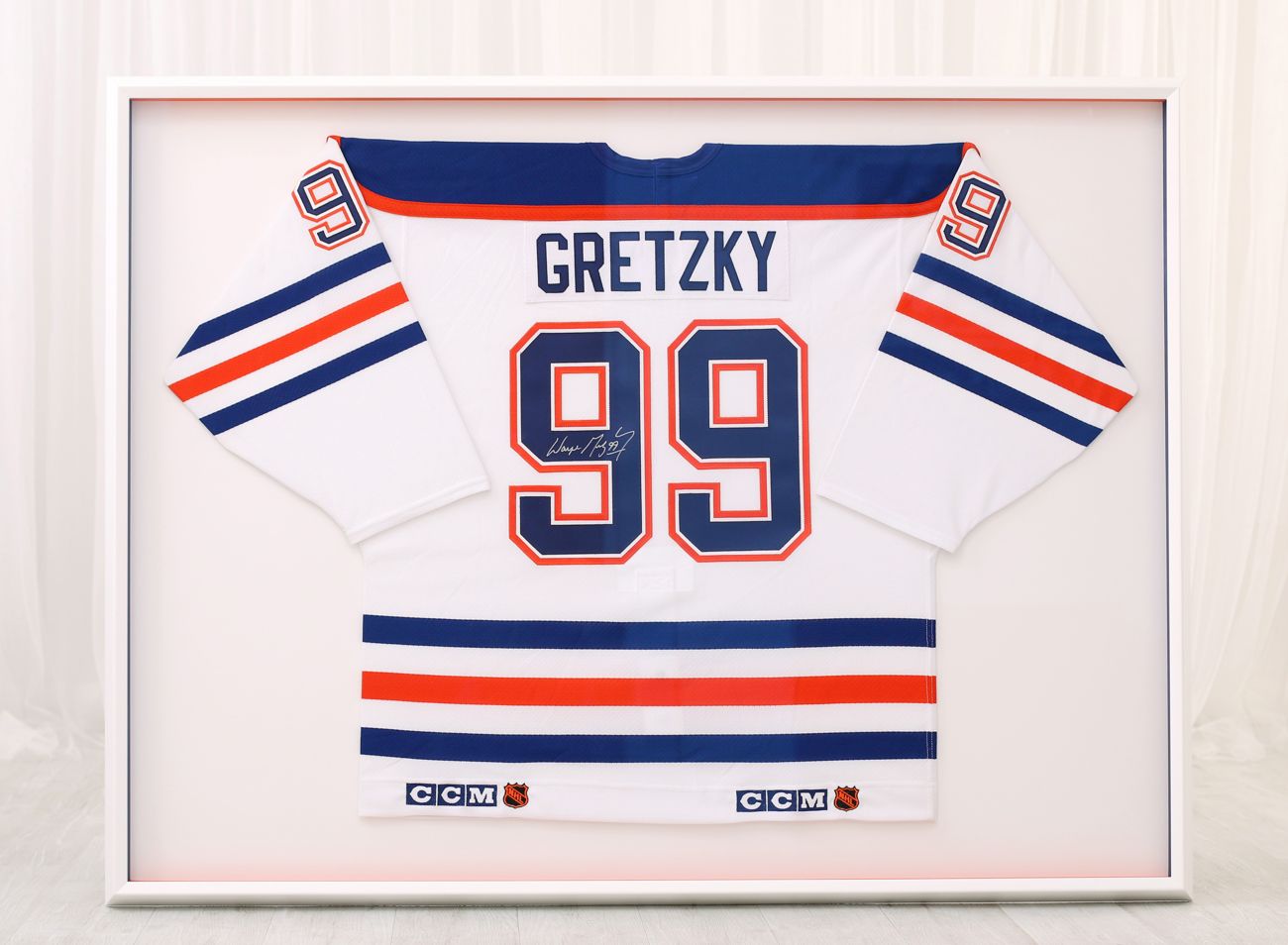 Zarámovaný retro hokejový dres Gretzky Edmonton oilers v bílém rámu | © Frameit.cz