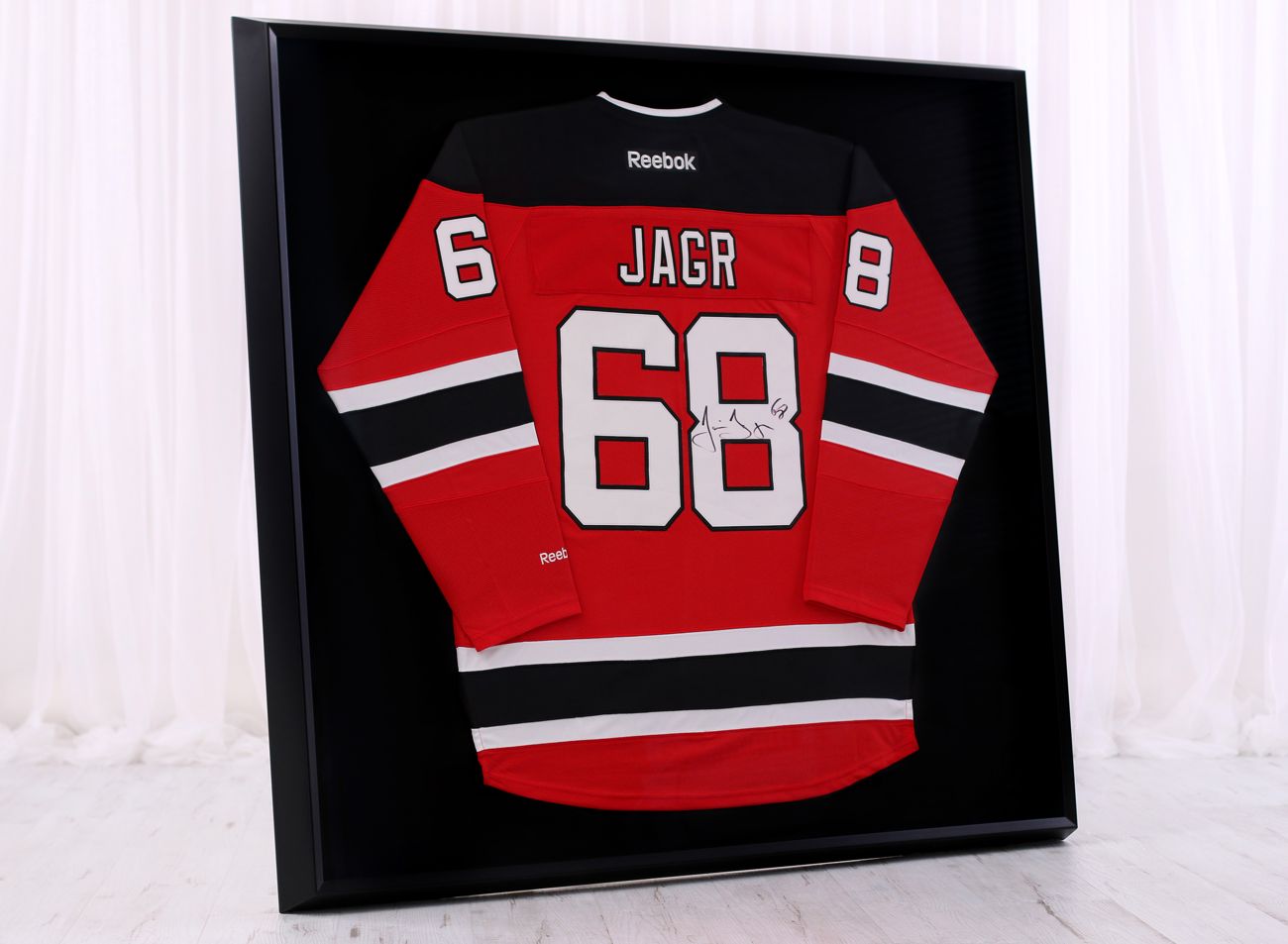 Moderní černý 3D rám na hokejový dres Jaromír Jágr - New Jersey Devils | © Rámařství Frame it