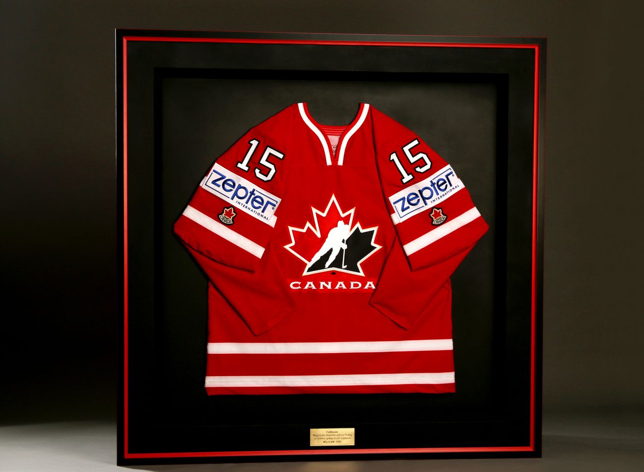 Rámování hokejového dresu Kanada z MS do černého rámu s červenou linkou | © Frameit.cz