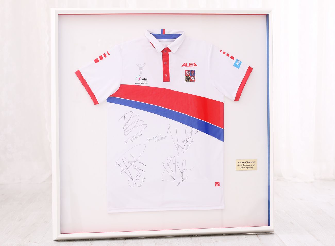 Podepsané tenisové tričko českého týmu v prostorovém bílém 3D rámu | © Frame-it.cz 
