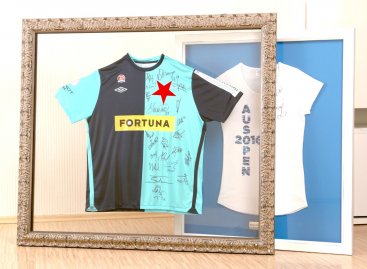 Oboustranné rámování venkovního fotbalového dresu Slavia Praha mezi dvě skla a dva ornamentální rámy