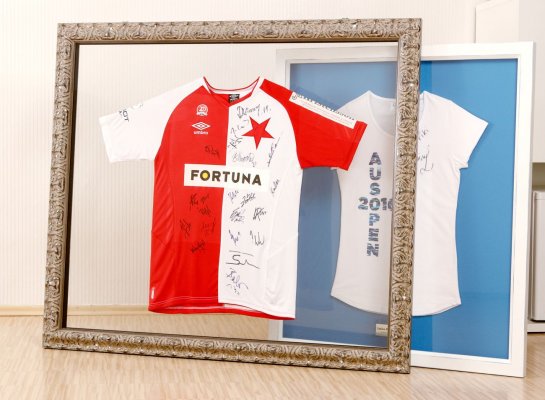 Rámování dresu Slavia Praha mezi dvěma skly