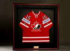 Rámování hokejového dresu Kanada z MS do černého rámu s červenou linkou