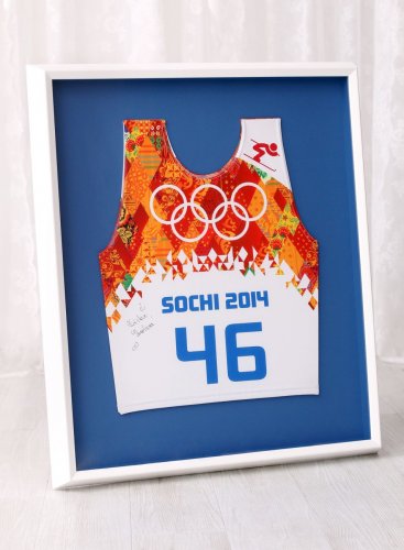 Startovní číslo Šárky Strachové Záhrobské v hlubokém modrobílém rámu