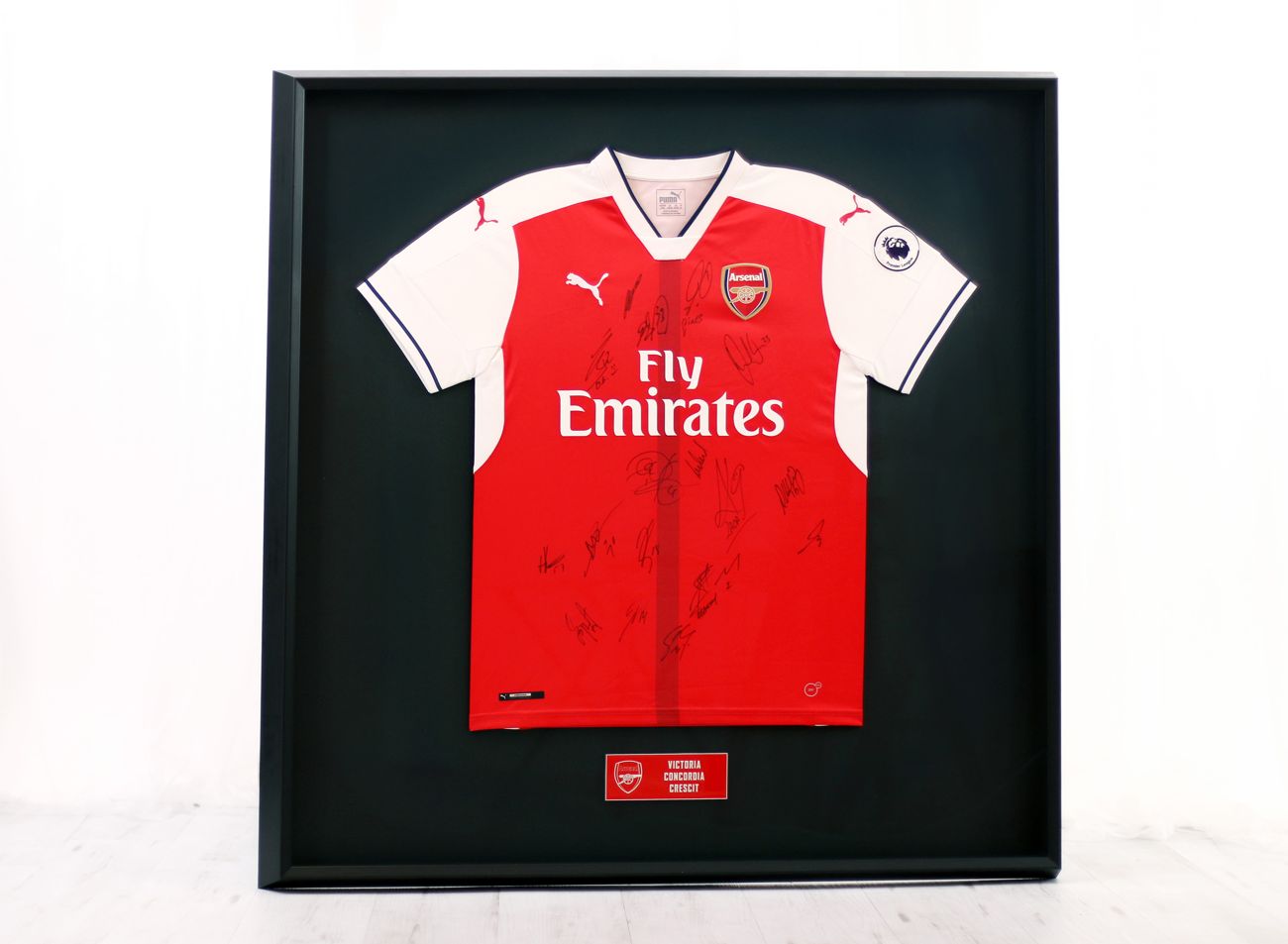 Luxusní rámování fotbalového fan dresu Arsenal London v černém rámu s originální cedulkou | © Frame-it.cz