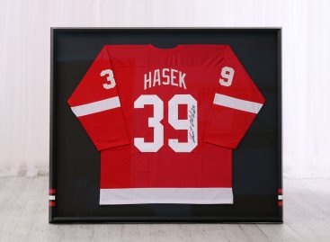 Rámování dresu Dominika Haška Detroit Red Wings v hlubokém černém rámu