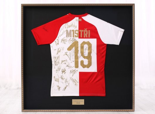 Rámování podepsaného fotbalového trička Slavia do hlubokého zlatého rámu