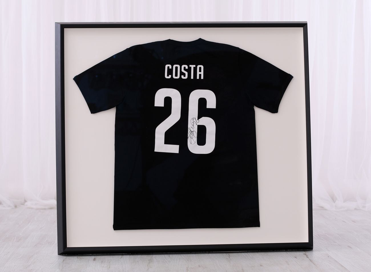 Fotbalový dres Costa v moderním černém rámu | © Frame-it.cz