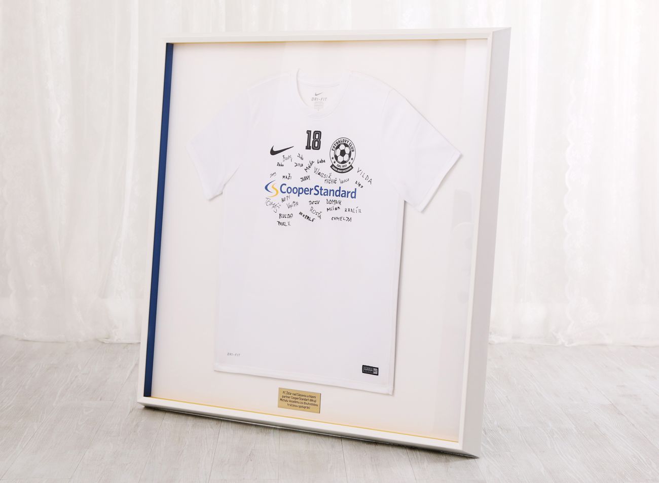 Rámování fotbalového dresu ŽĎAS Žďár nad Sázavou s bílým rámem a paspartami v barvě sponzora | © Frame-it.cz