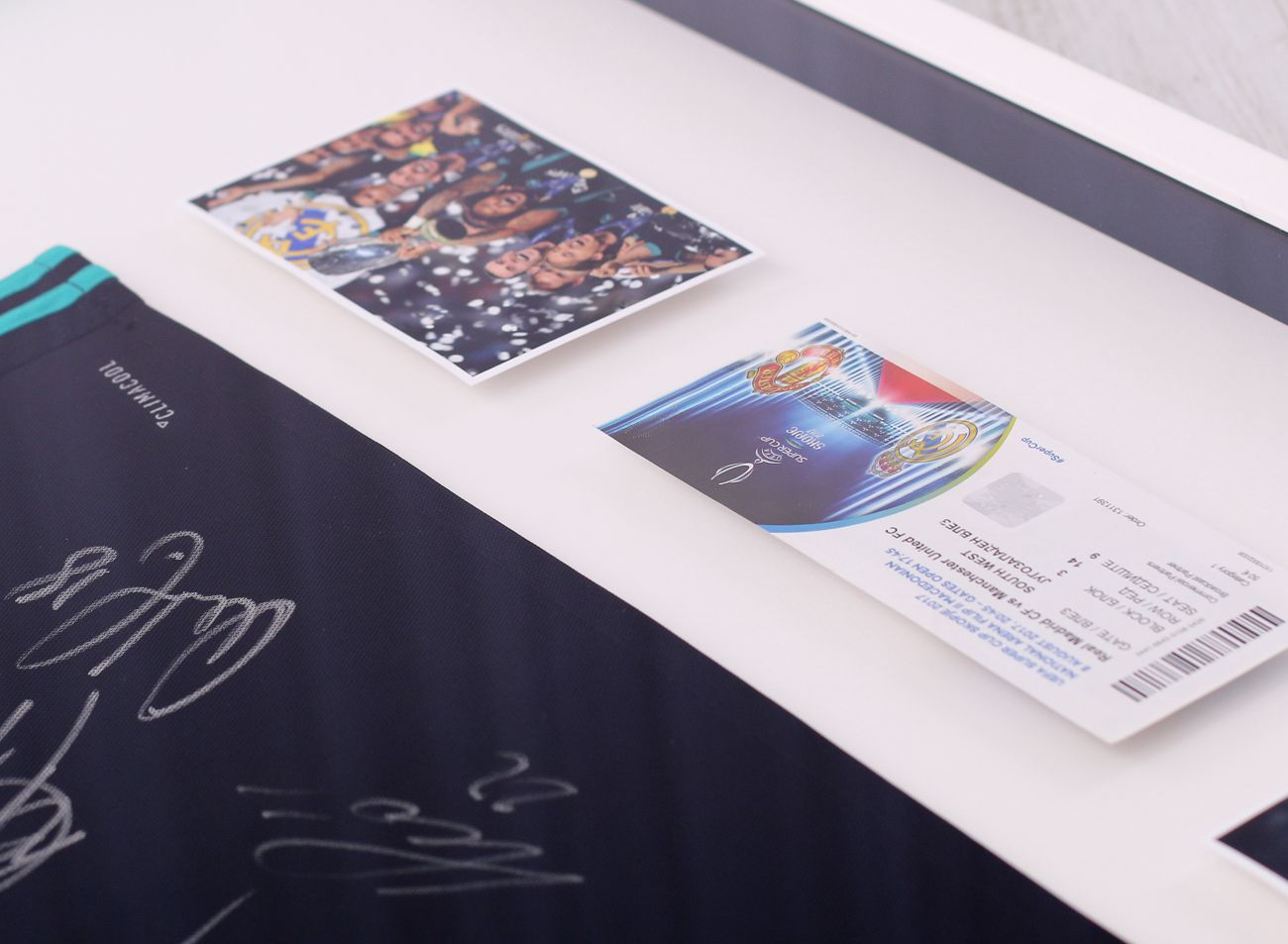 Dres Real Madrid Marcello zarámovaný se vstupenkou a fotografiemi | © Rámařství Frame it