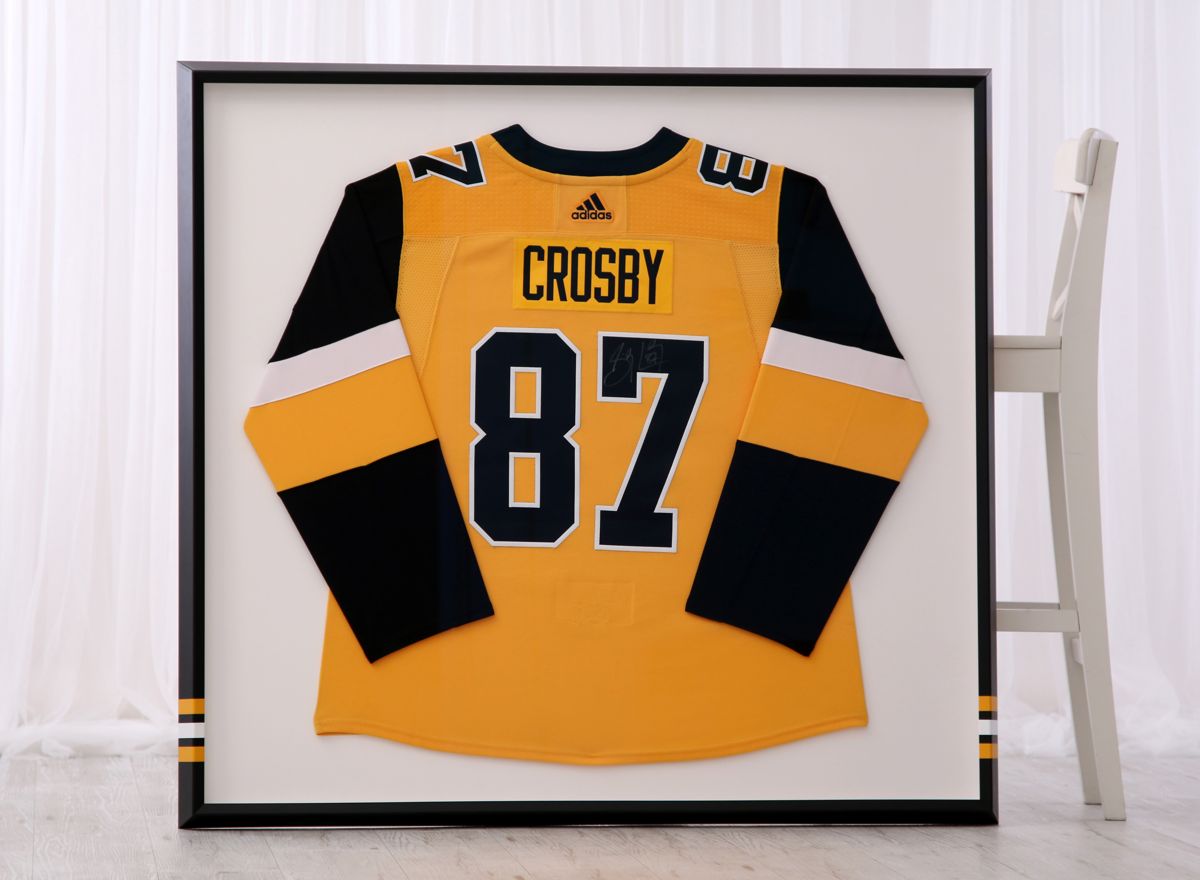 Rámování hokejového dresu Crosby v barvách Pittsburgh Penguins | © Frame-it.cz