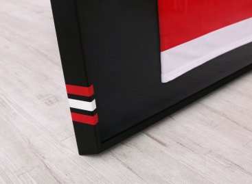 Zakázkové barevné prvky na černém rámu na dres Dominika Haška Detroit Red Wings