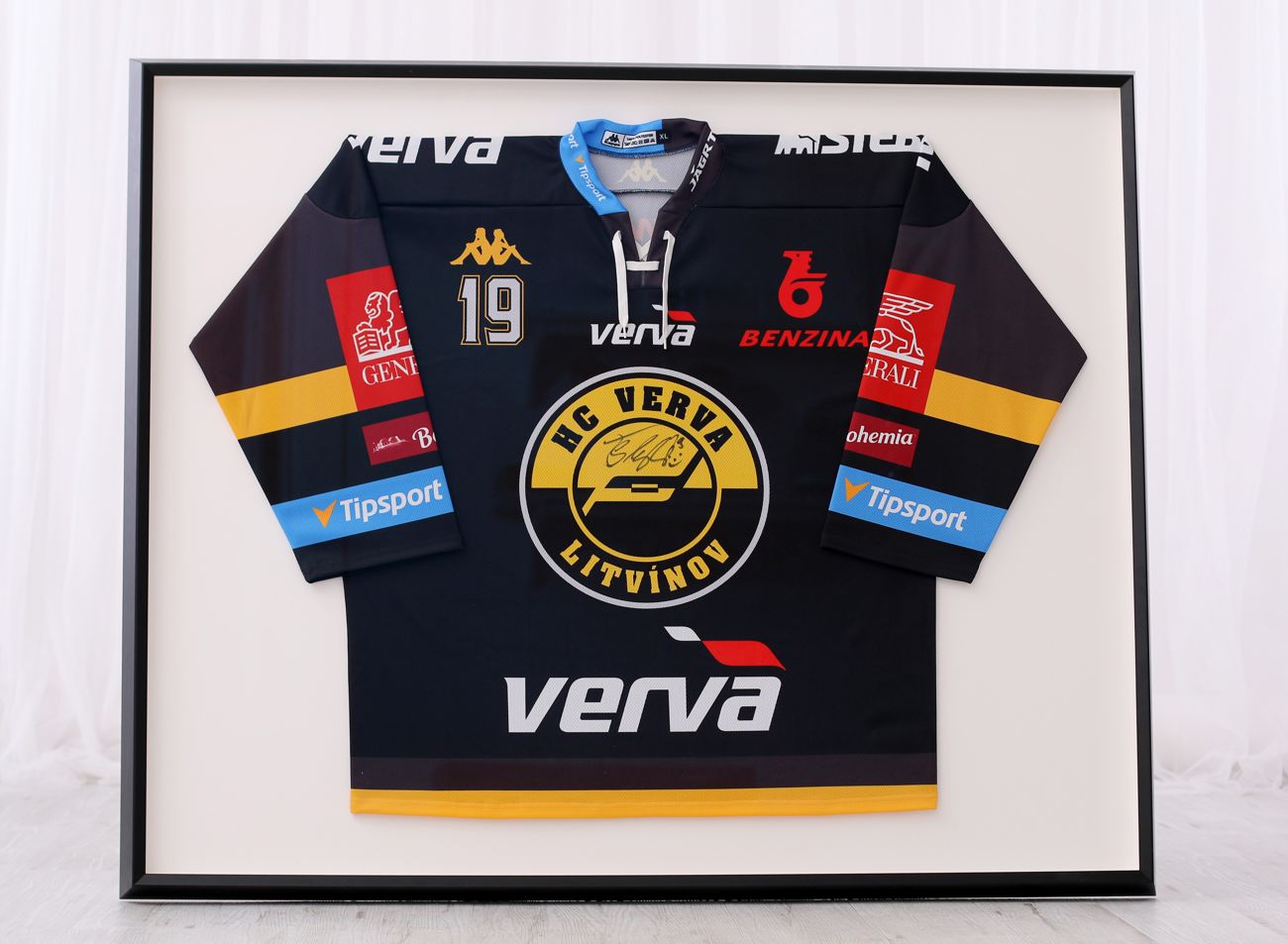 Rámování hokejového dresu HC Verva Litvínov s černým rámem a bílou paspartou s 3D efektem | © Rámařství Frame it