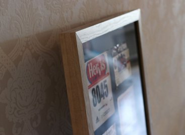 Běžecká startovní čísla v přírodním borovicovém rámu