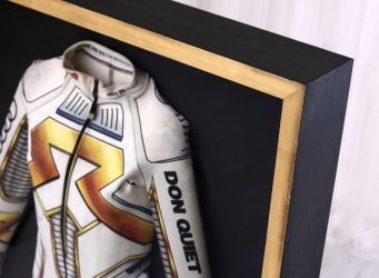 Vítězná olympijská kombinéza ze Super G Ester Ledecké v hlubokém prostorovém zakázkovém rámu