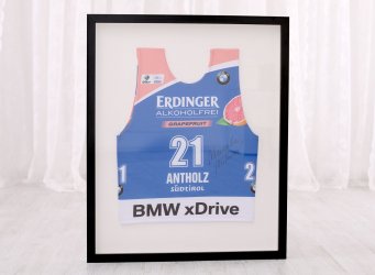 Startovní číslo Veronika Vítová zarámované v hlubokém 3D černém rámu