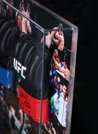 Rámování MMA boxerské rukavice Muradov do průhledné vitríny