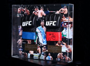Rámování boxerských rukavic MMA Makhmud Mach Muradov do průhledné vitríny