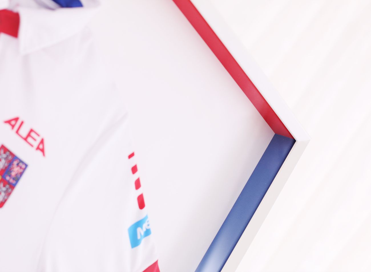 České barvy v rámu na podepsané tenisové tričko českého fedcupového týmu | © Rámařství Frame it