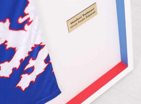 Barevné prvky České trikolory v bílém 3D prostorovém rámu na tenisové tričko Radka Štěpánka