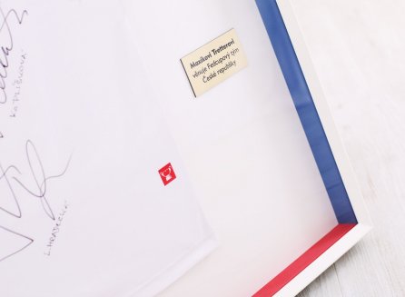 Tenisové tričko českého týmu zarámované v bílém 3D rámu s českou vlajkou