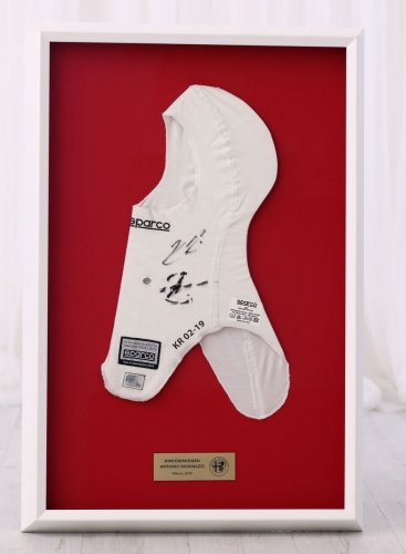 Závodní kukla Formule 1 podepsaná Kimi Räikkönen a Antonio Giovinazzi zarámovaná v moderním prostorovém rámu s červenou paspartou