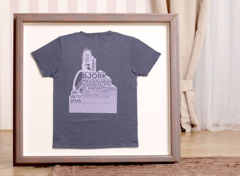 Industriální kovový rám na tričko z festivalu Colours of Ostrava