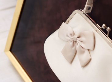 Hluboký vitrínový rám pojme celou výšku kabelky