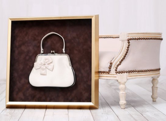 Prostorové 3D rámování historické kabelky na hnědém sametu se zlatým rámem