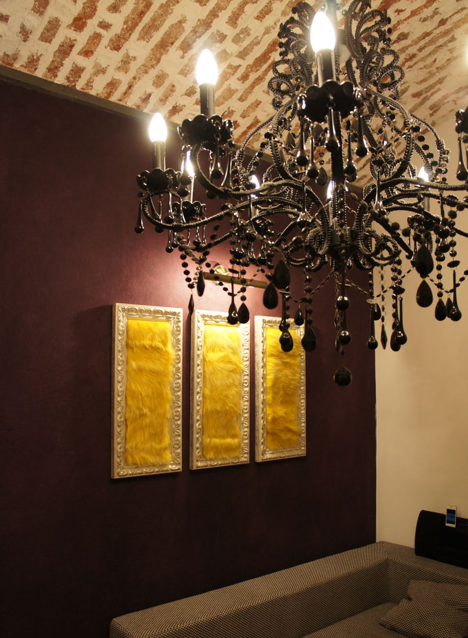 Žlutá umělá kožešina v designových rámech jako kontrastní prvek v moderním luxusním interiéru | © Frameit.cz
