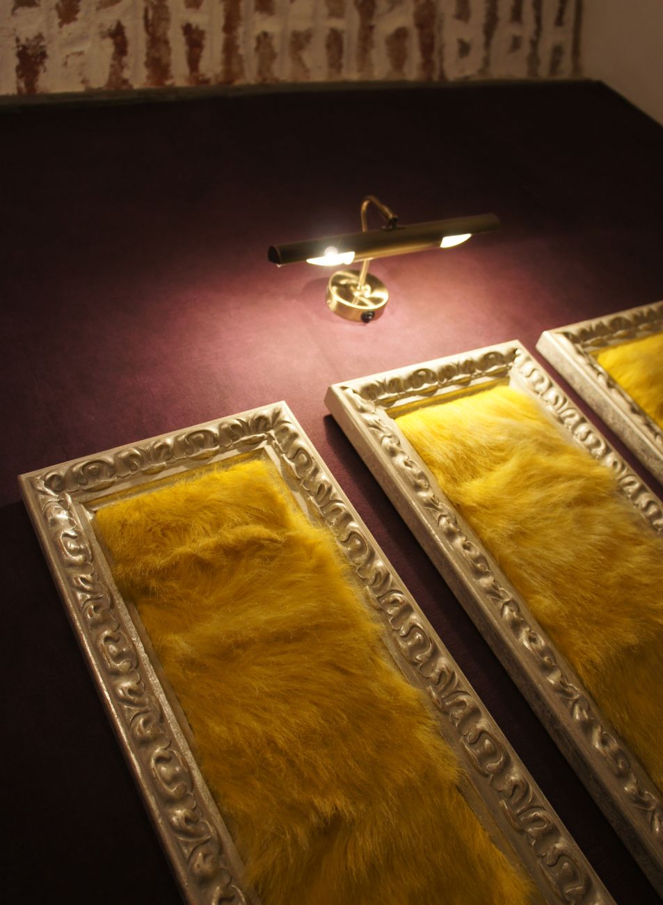 Žluté kožešiny zarámované v neobyklých stříbřitých rámech s patinou a ornamentem | © Rámařství Frame it.cz