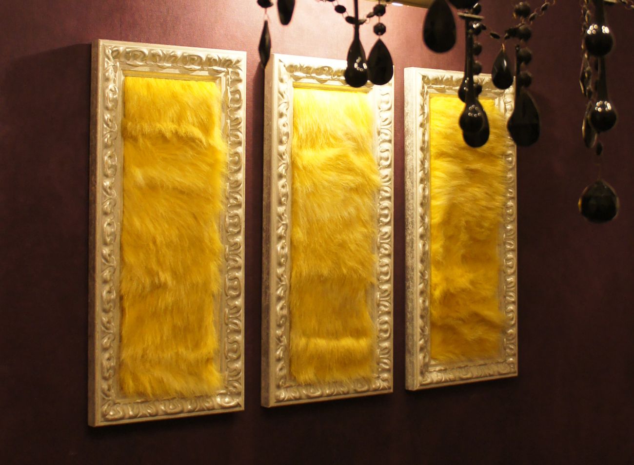 Žlutá umělá kožešina v designových rámech v moderním luxusním interiéru | © Frame-it.cz