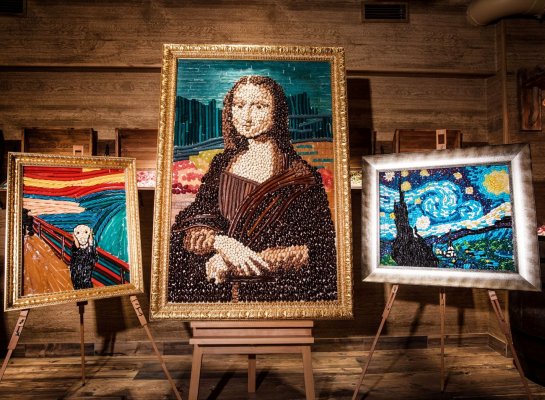 Rámování mozaiky z bonbónů tvořící obraz Mona Lisa podle Leonardo da Vinci