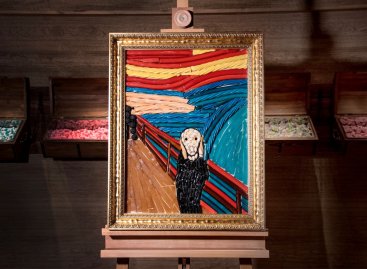 Rámování mozaiky z bonbónů tvořící obraz Edvarda Muncha Výkřik do zlatého rámu