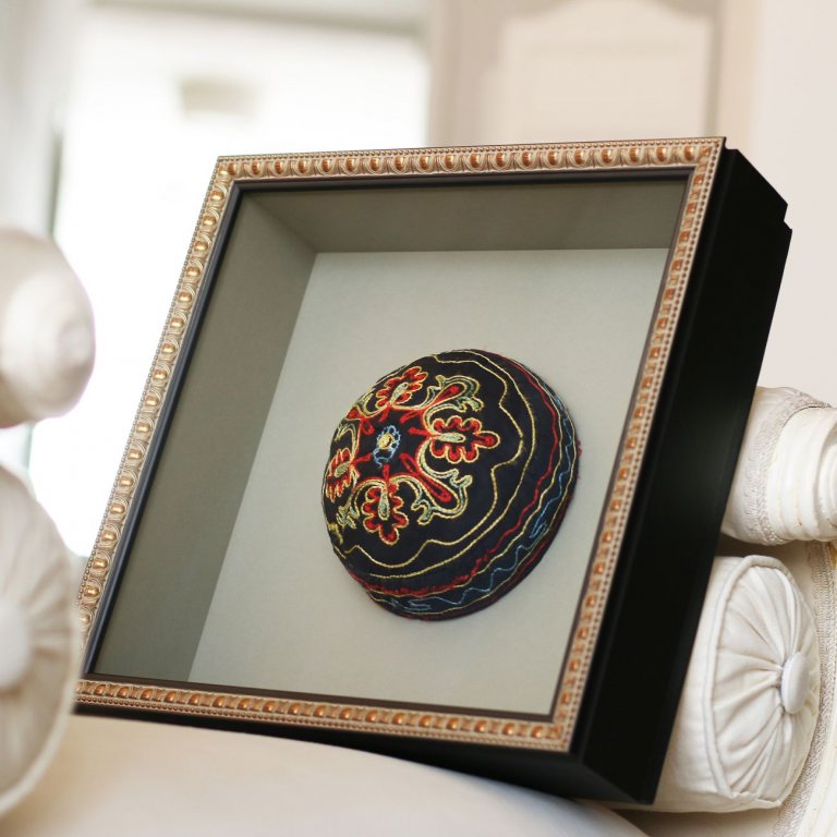 Prostorové 3D rámování čepice Kufi do kazetového rámu