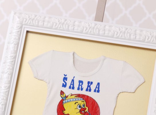 Dětské tričko v luxusním bílém lesklém rámu s barokním ornamentem