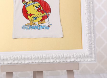 Dětské tričko zarámované na kontrastním zlatém podkladu