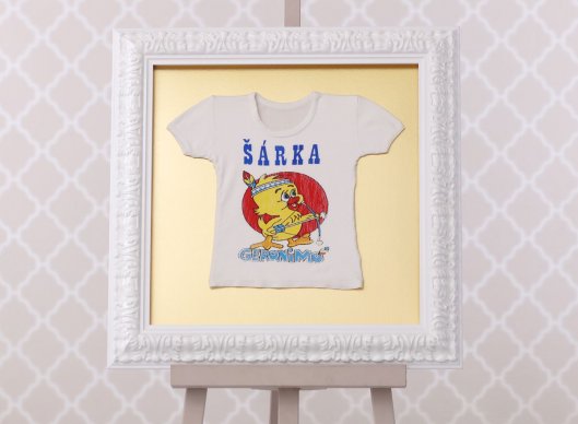 Rámování dětského trička Šárka na zlatém podkladu v bílém lesklém rámu