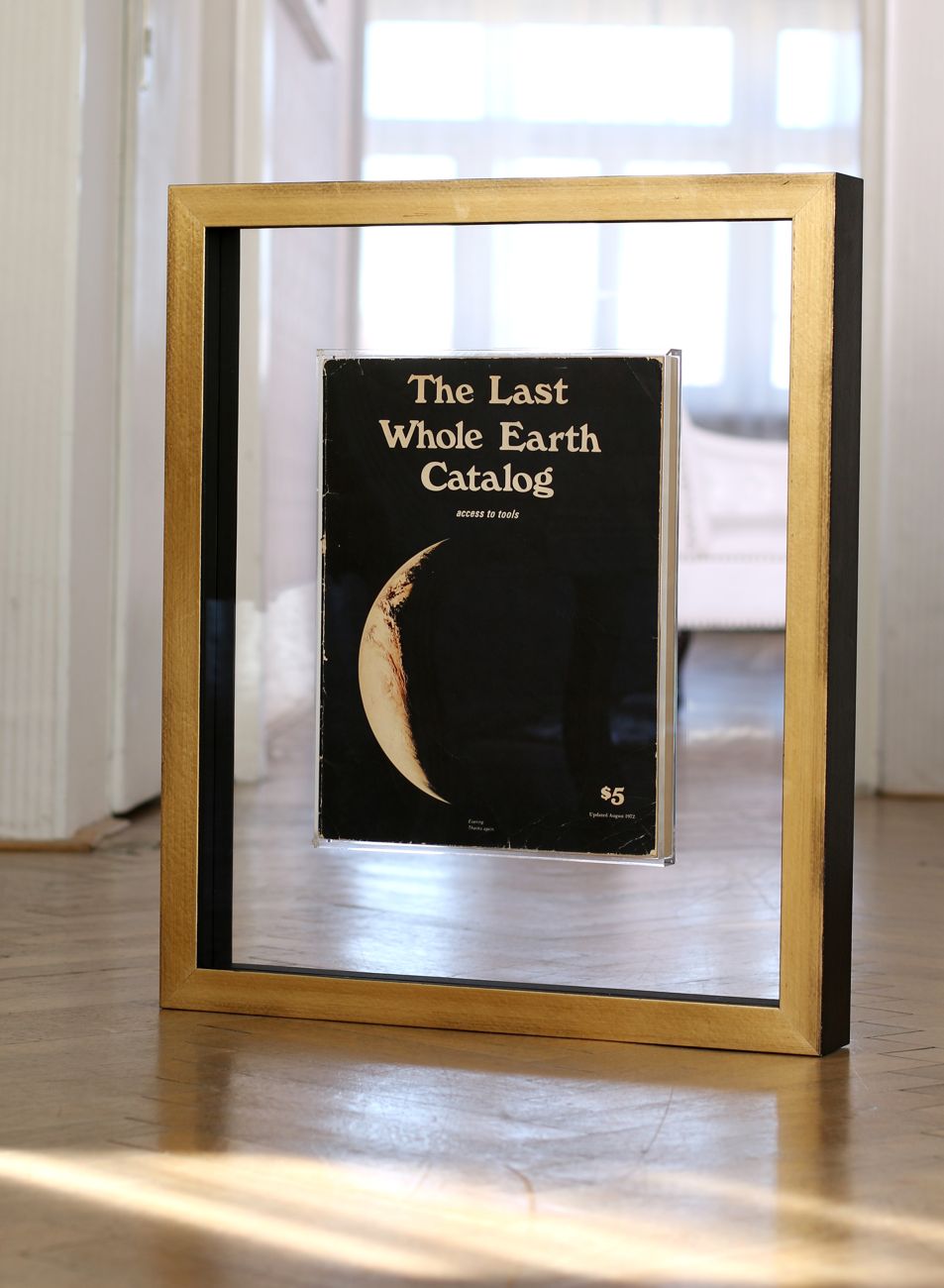 Kniha The Last Whole Earth Catalog oboustranně zarámovaná do průhledného boxu | © Frame-it.cz