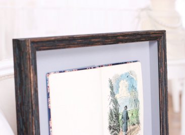 Hluboký černý dřevěný rám s patinou s knihou