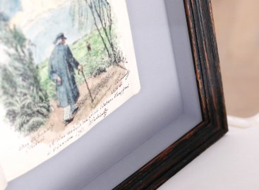 Dřevěný prostorový rám je dost hluboký, aby pojmul celou otevřenou knihu