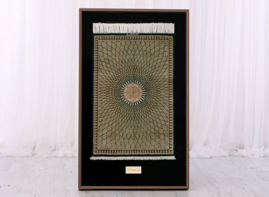 zarámovaný perský koberec na čersném sametu v elegantním hlubokém vitrínovém rámu